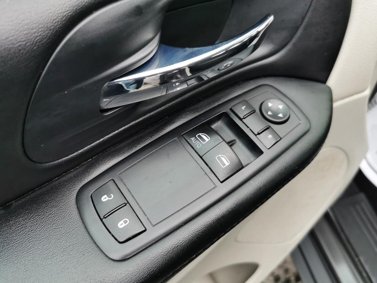 2016 Dodge Grand Caravan SE - Photo #11