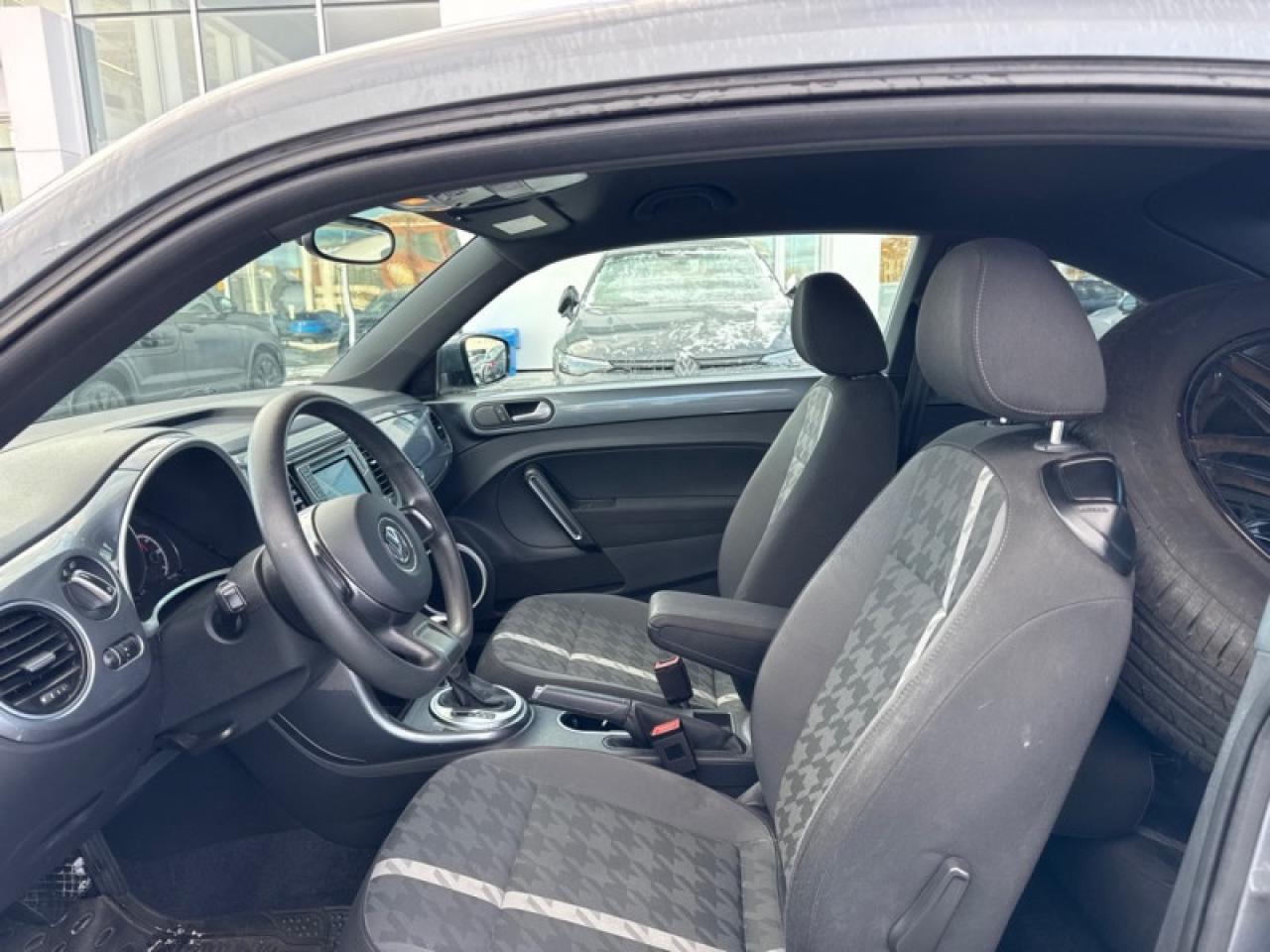 2017 Volkswagen Beetle Coupe Trendline 1.8T 6sp at w/ Tip Photo