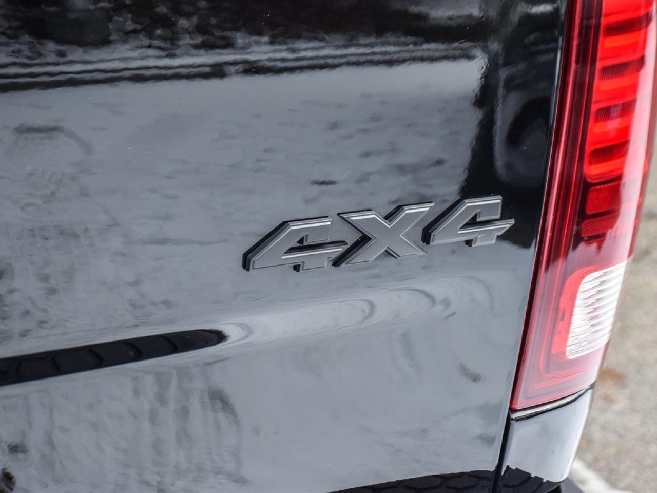 2022 RAM 1500 Classic SLT |WARLOCKI|20SBLACK|PUSHSTART|8.4NAV|HSEAT|BUCKETS| Photo