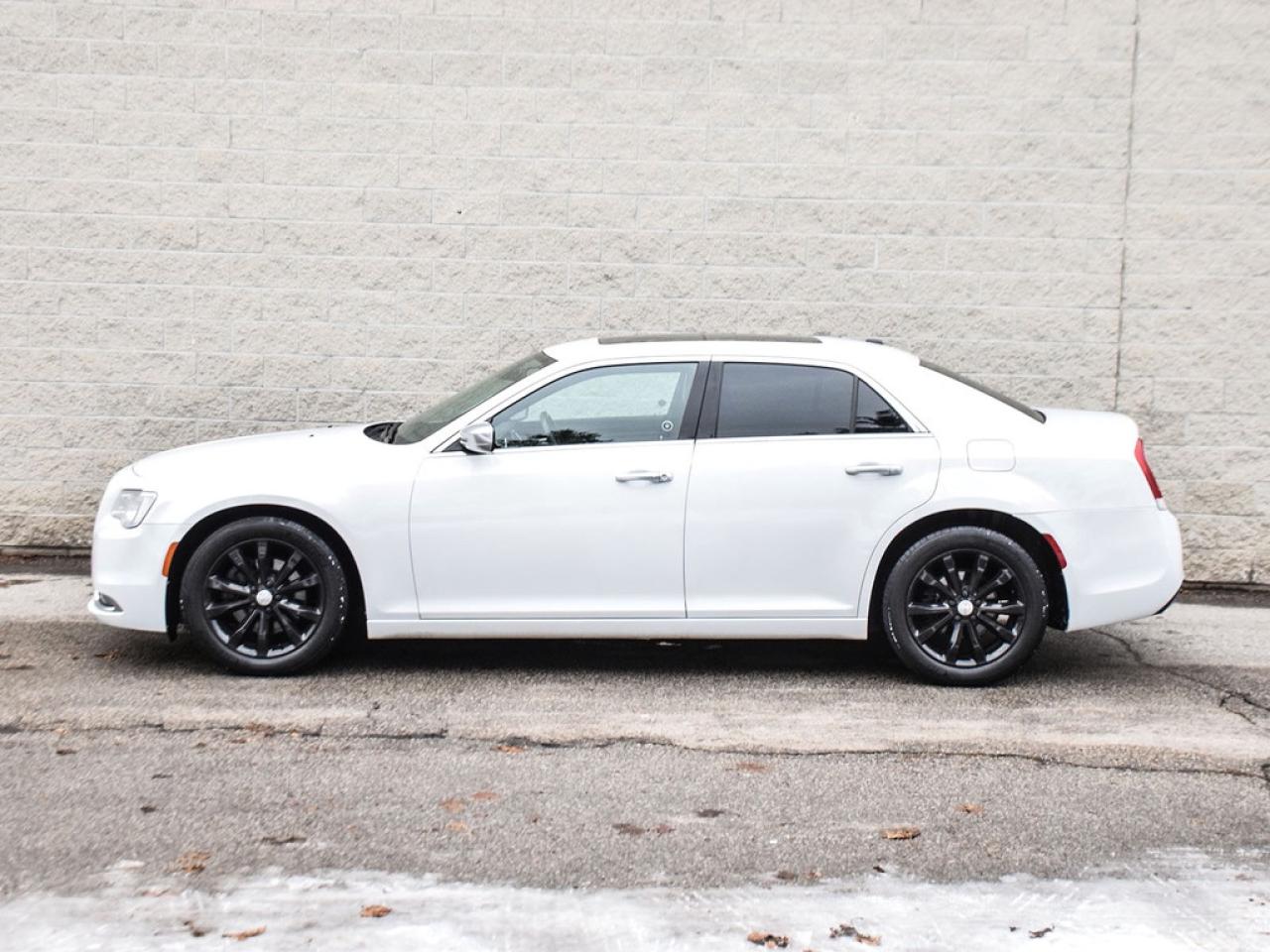 2017 Chrysler 300 C Platinum |300CPLATINUM|8.4NAV|PANOROOF|AWD|19S|HKSOUND| Photo4