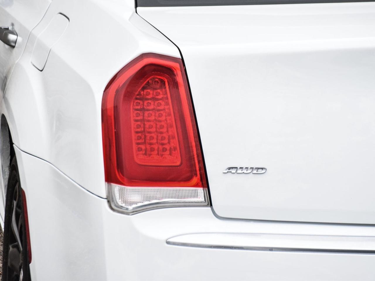 2017 Chrysler 300 C Platinum |300CPLATINUM|8.4NAV|PANOROOF|AWD|19S|HKSOUND| Photo