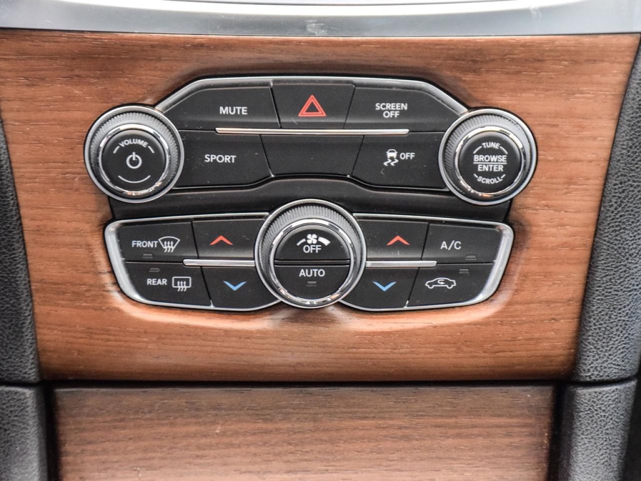 2017 Chrysler 300 C Platinum |300CPLATINUM|8.4NAV|PANOROOF|AWD|19S|HKSOUND| Photo