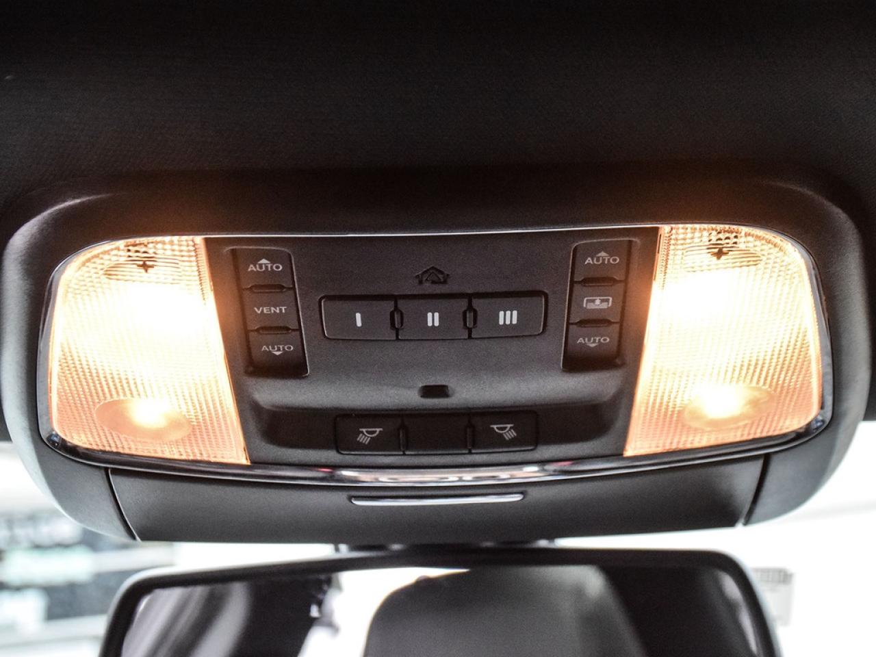 2017 Chrysler 300 C Platinum |300CPLATINUM|8.4NAV|PANOROOF|AWD|19S|HKSOUND| Photo