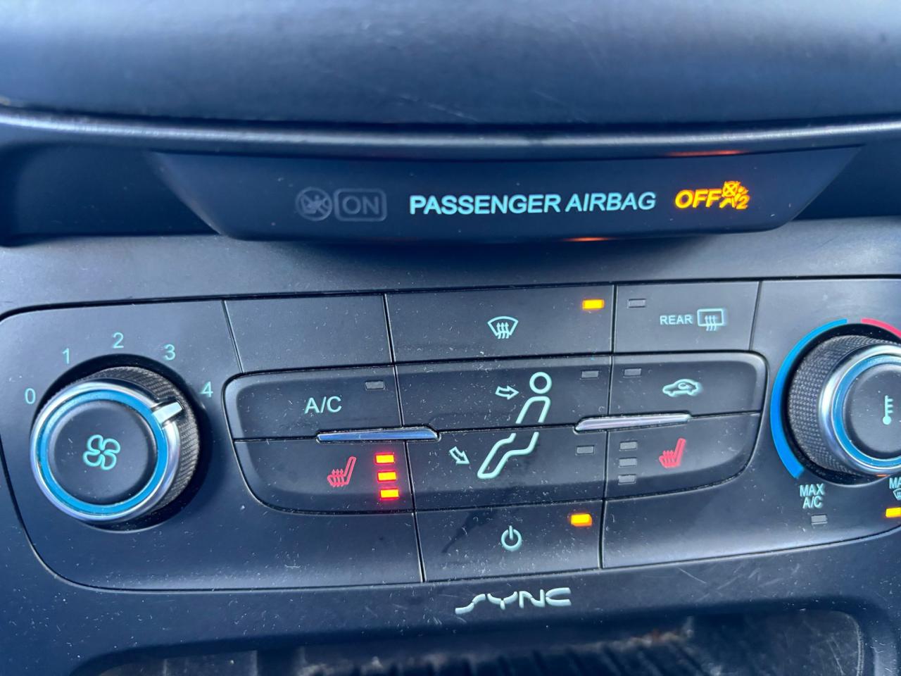 2017 Ford Focus LOCAL TRADE, LOW KM'S!  HEATED SEATS AND WHEEL! Photo