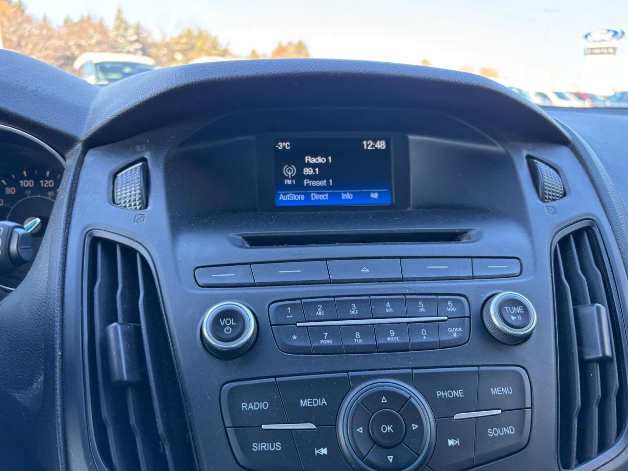 2017 Ford Focus LOCAL TRADE, LOW KM'S!  HEATED SEATS AND WHEEL! Photo