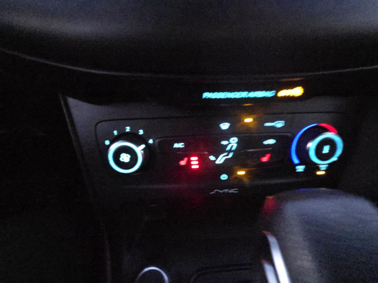 2017 Ford Focus LOCAL TRADE, LOW KM'S!  HEATED SEATS AND WHEEL! Photo