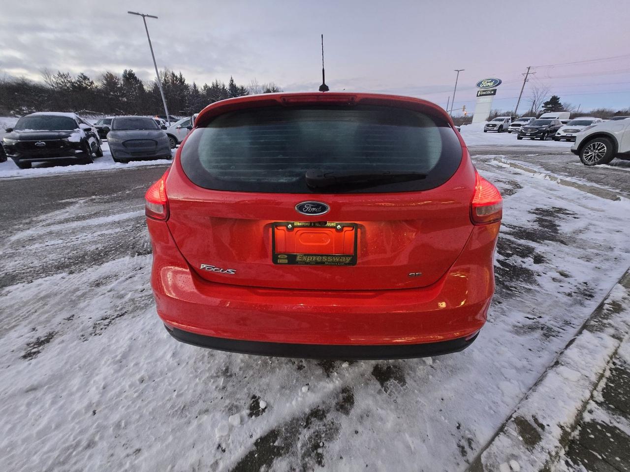 2017 Ford Focus LOCAL TRADE, LOW KM'S!  HEATED SEATS AND WHEEL! Photo1