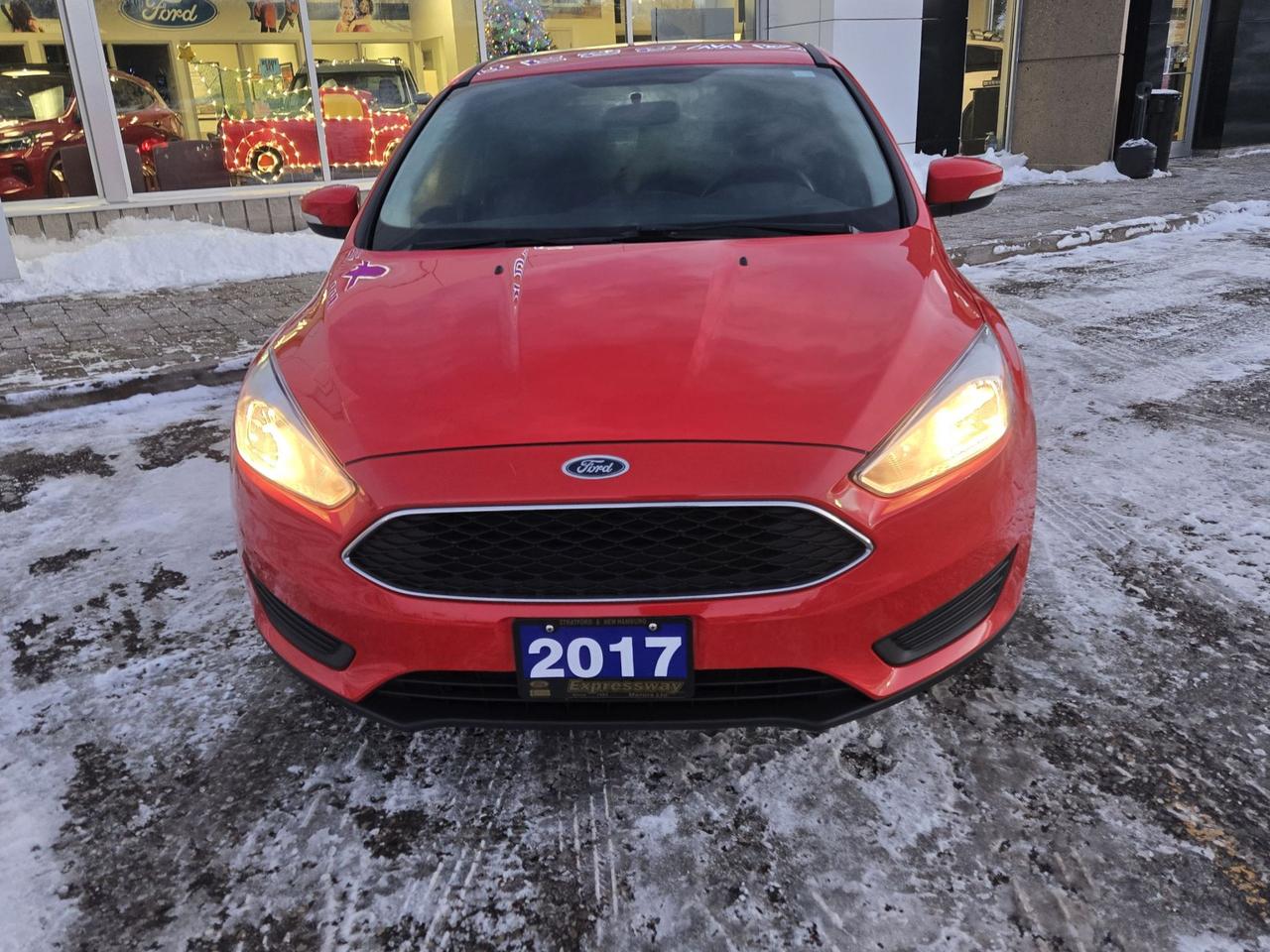 2017 Ford Focus LOCAL TRADE, LOW KM'S!  HEATED SEATS AND WHEEL! Photo3