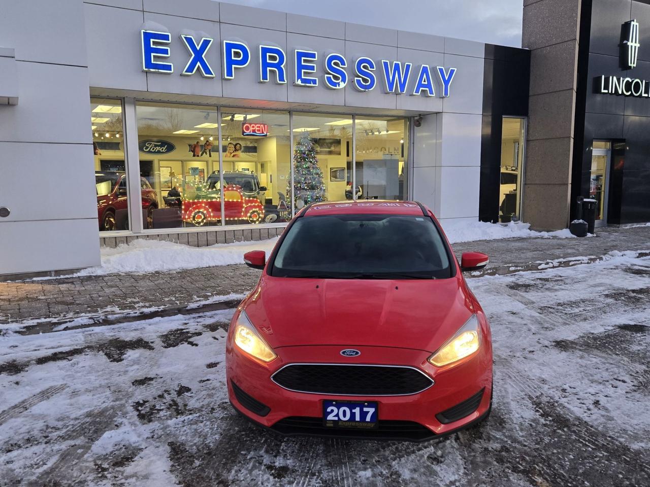 2017 Ford Focus LOCAL TRADE, LOW KM'S!  HEATED SEATS AND WHEEL! Photo4