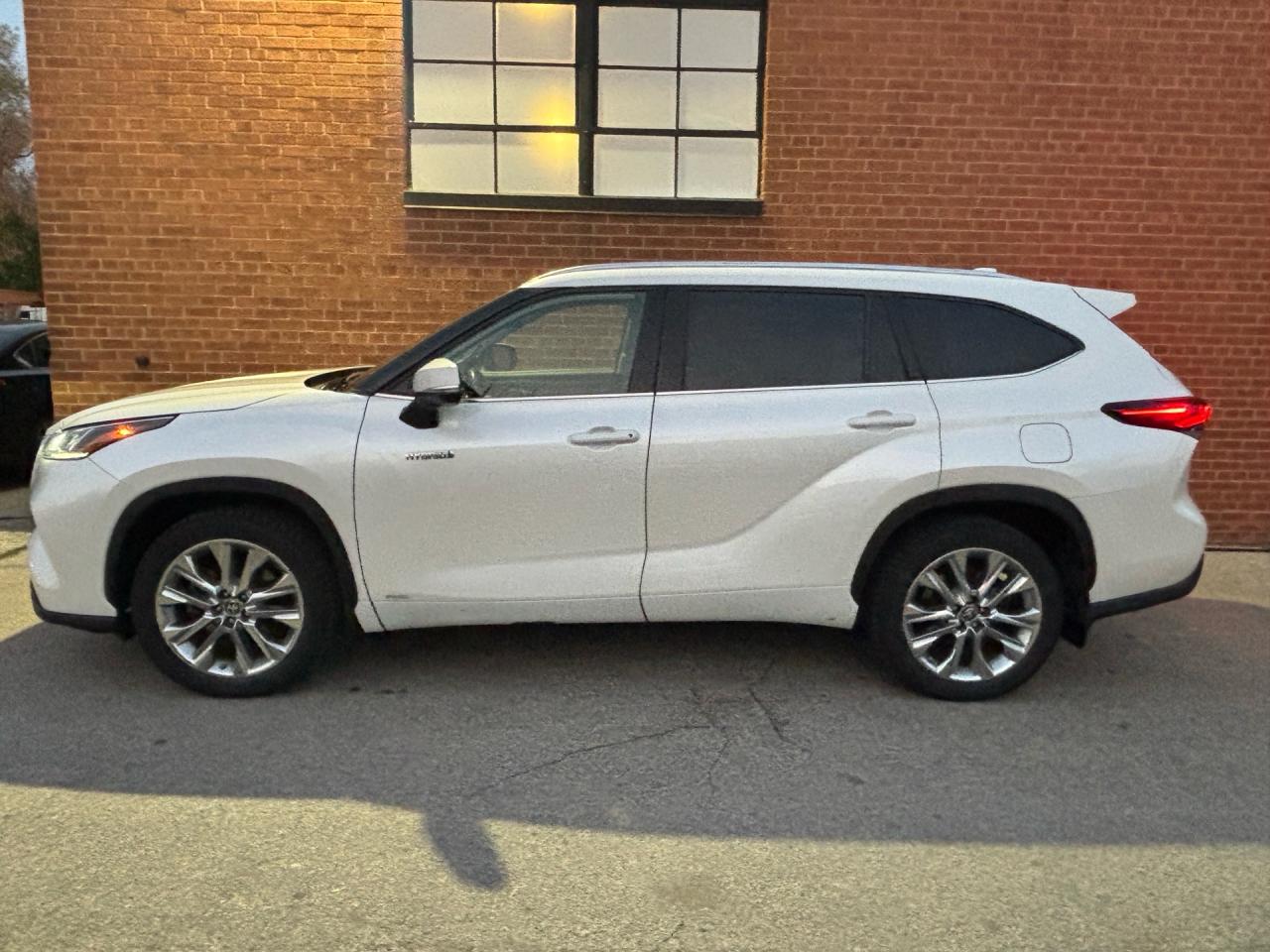 2021 Toyota Highlander HYBRID Limited AWD Photo2