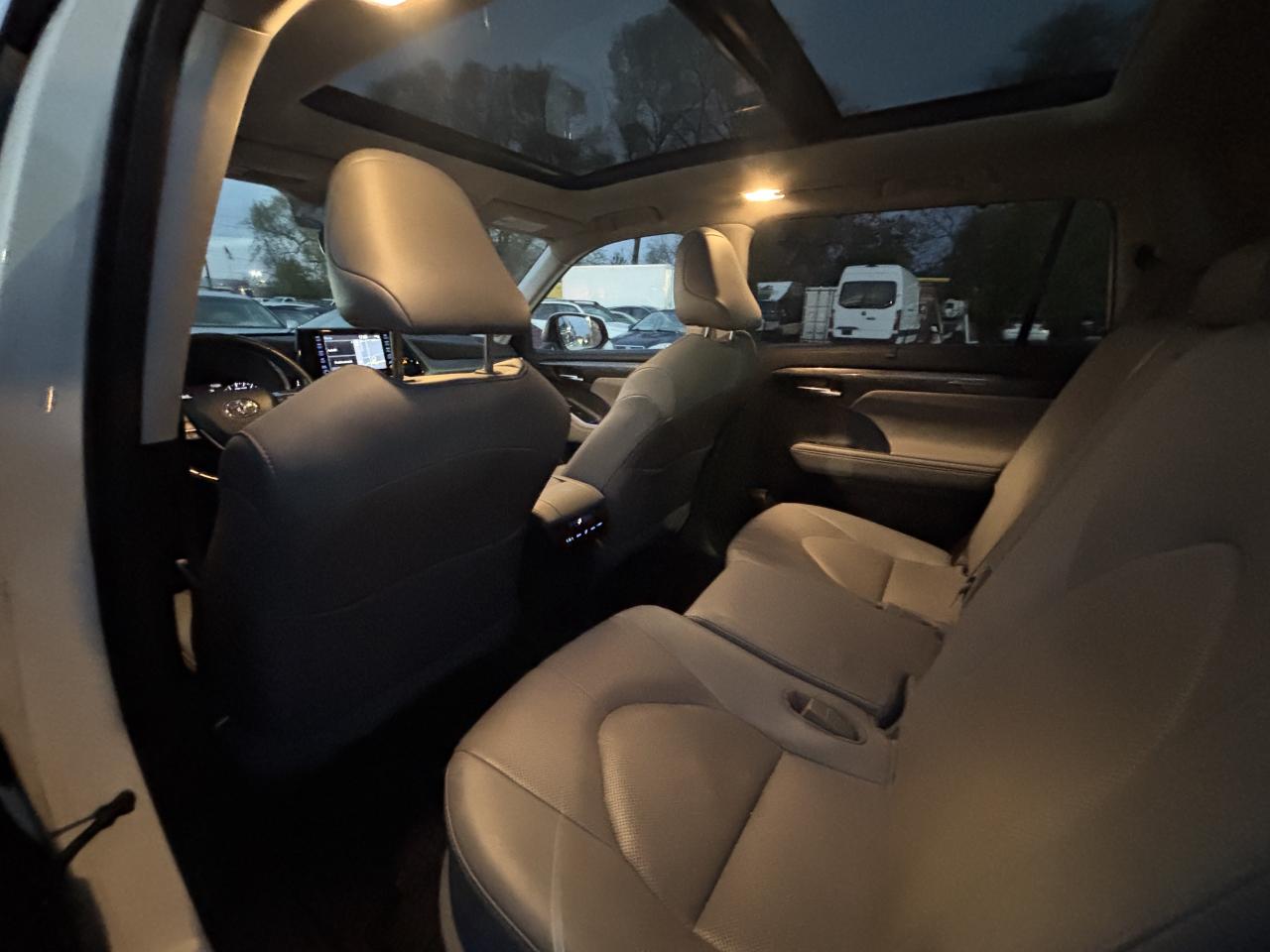 2021 Toyota Highlander HYBRID Limited AWD Photo