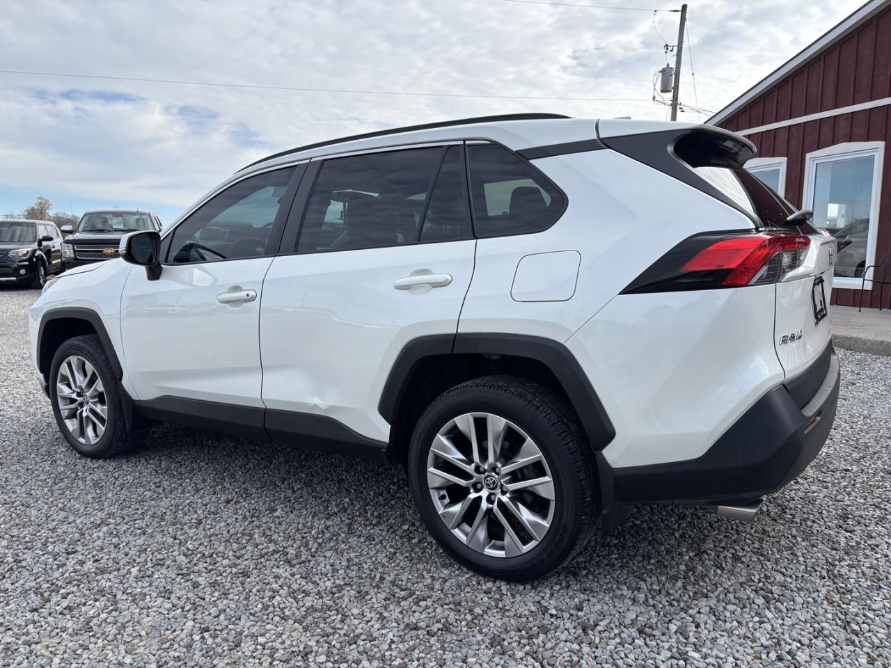 2022 Toyota RAV4 XLE AWD Photo2