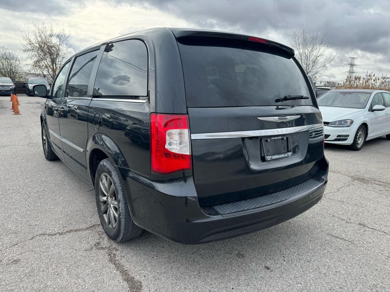 2015 Chrysler Town & Country S - Photo #7