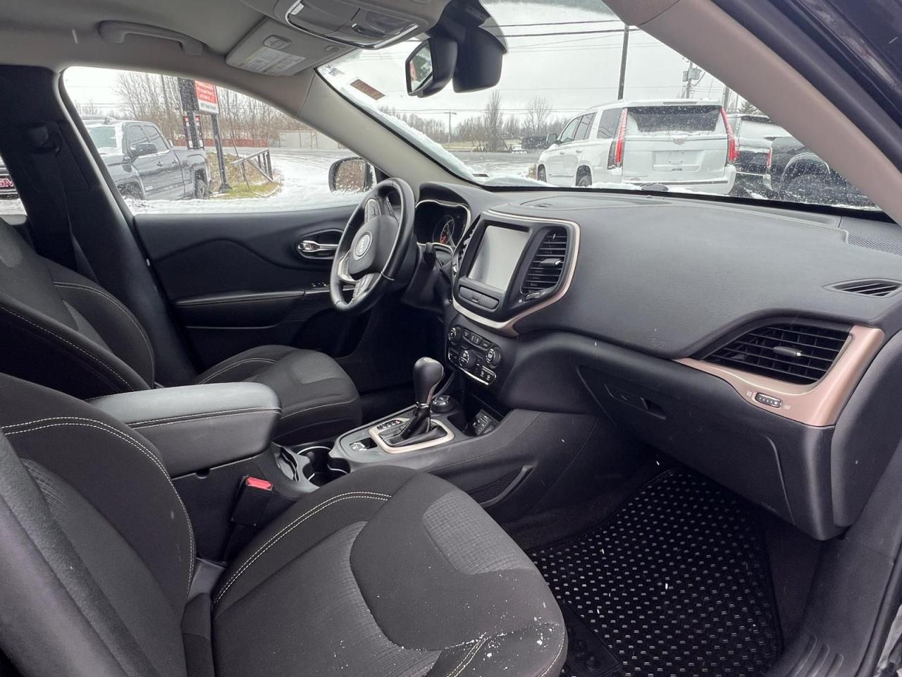 2016 Jeep Cherokee North - Photo #10