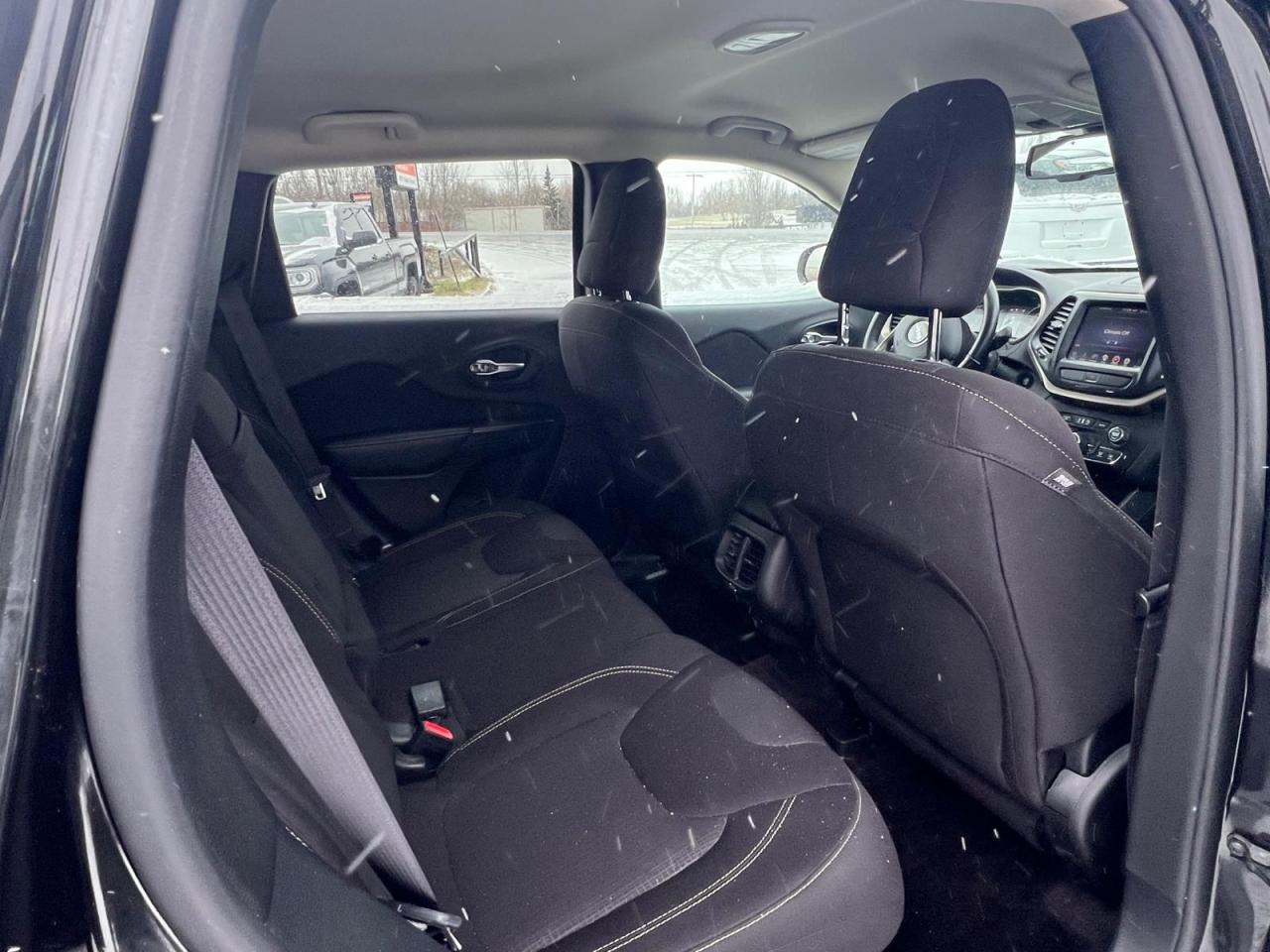 2016 Jeep Cherokee North - Photo #11