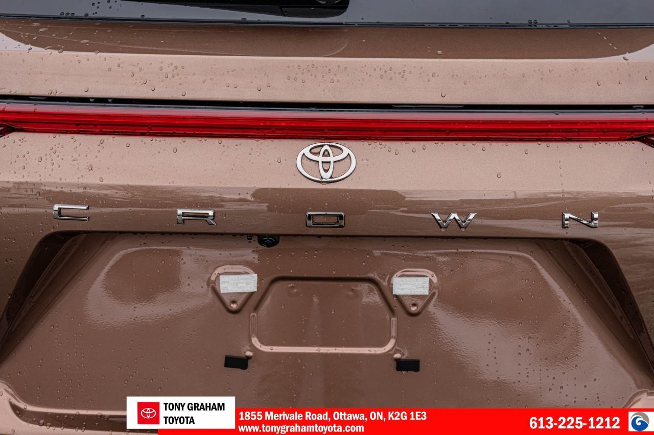 2025 Toyota Crown Signia Limited Photo