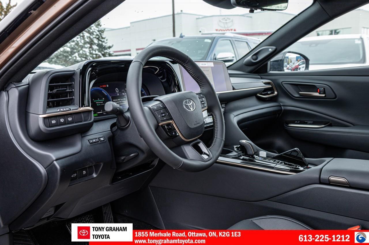 2025 Toyota Crown Signia Limited Photo