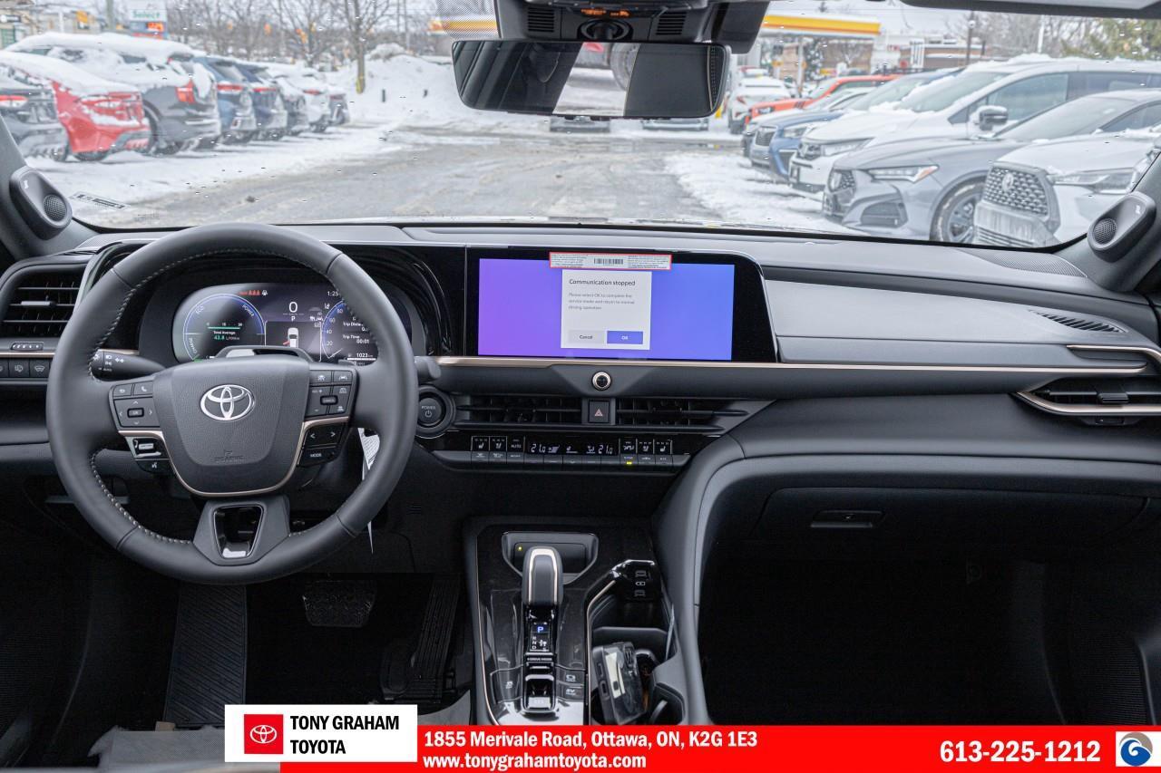 2025 Toyota Crown Signia Limited Photo