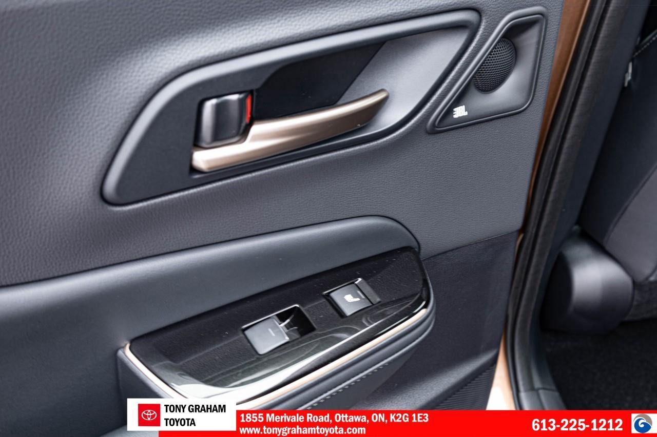 2025 Toyota Crown Signia Limited Photo