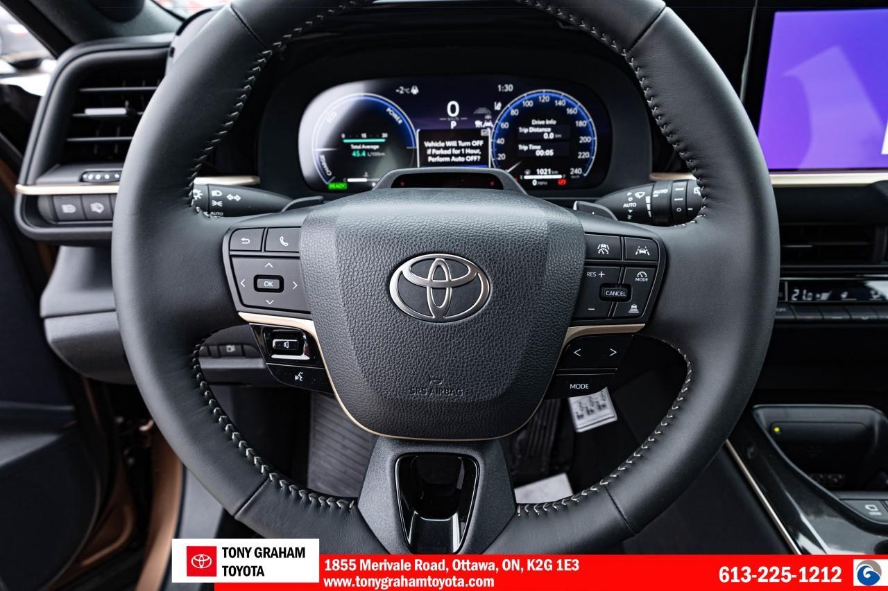 2025 Toyota Crown Signia Limited Photo