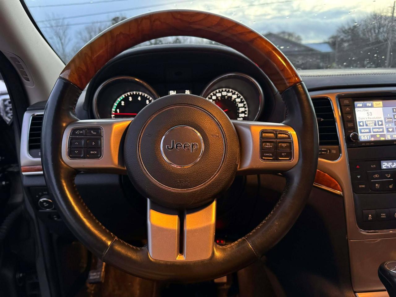 2013 Jeep Grand Cherokee Overland 4WD - Photo #17