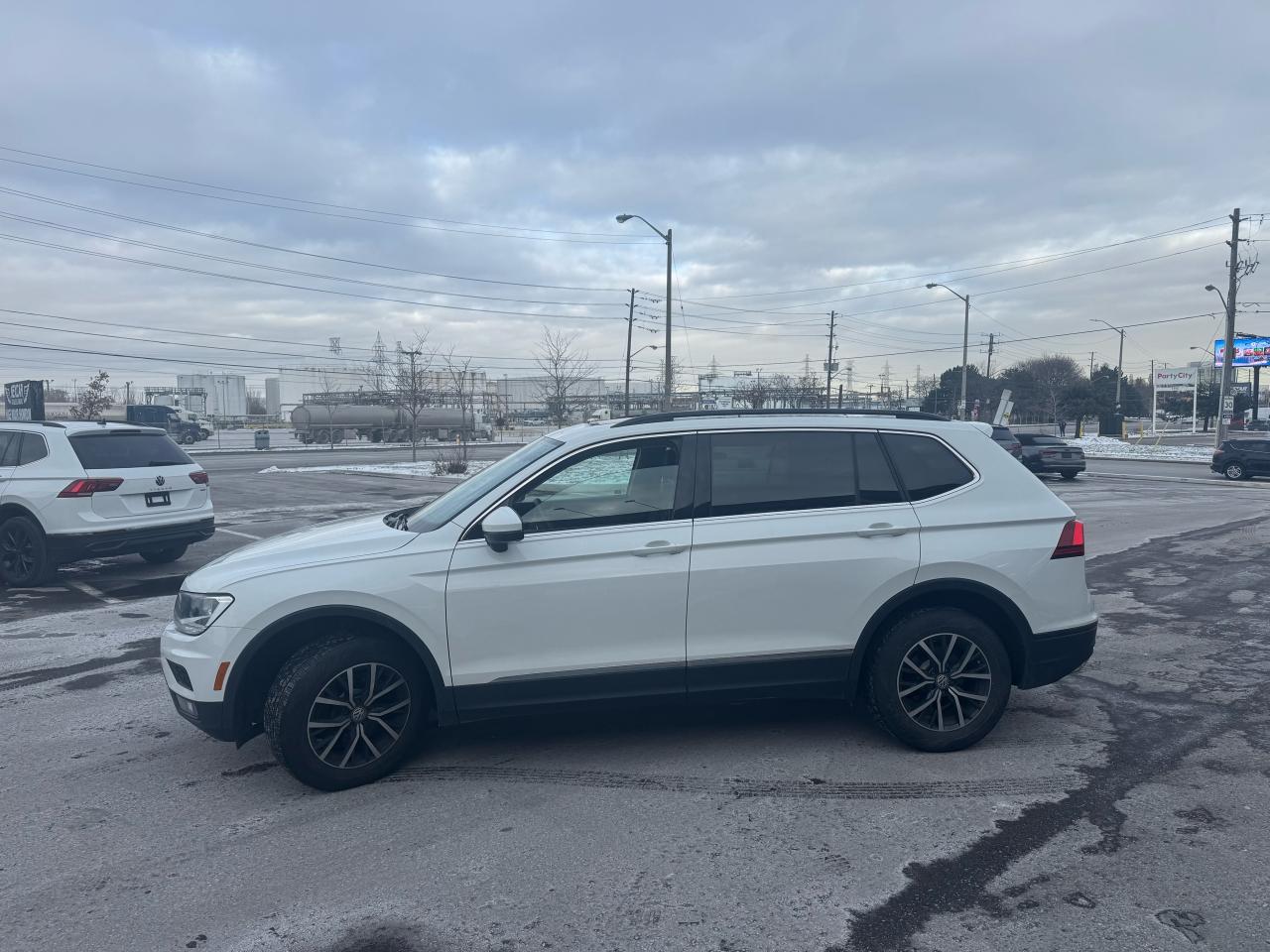 2020 Volkswagen Tiguan COMFORTLINE AWD LEATHER PAN/ROOF B/SPOT CAMERA Photo3