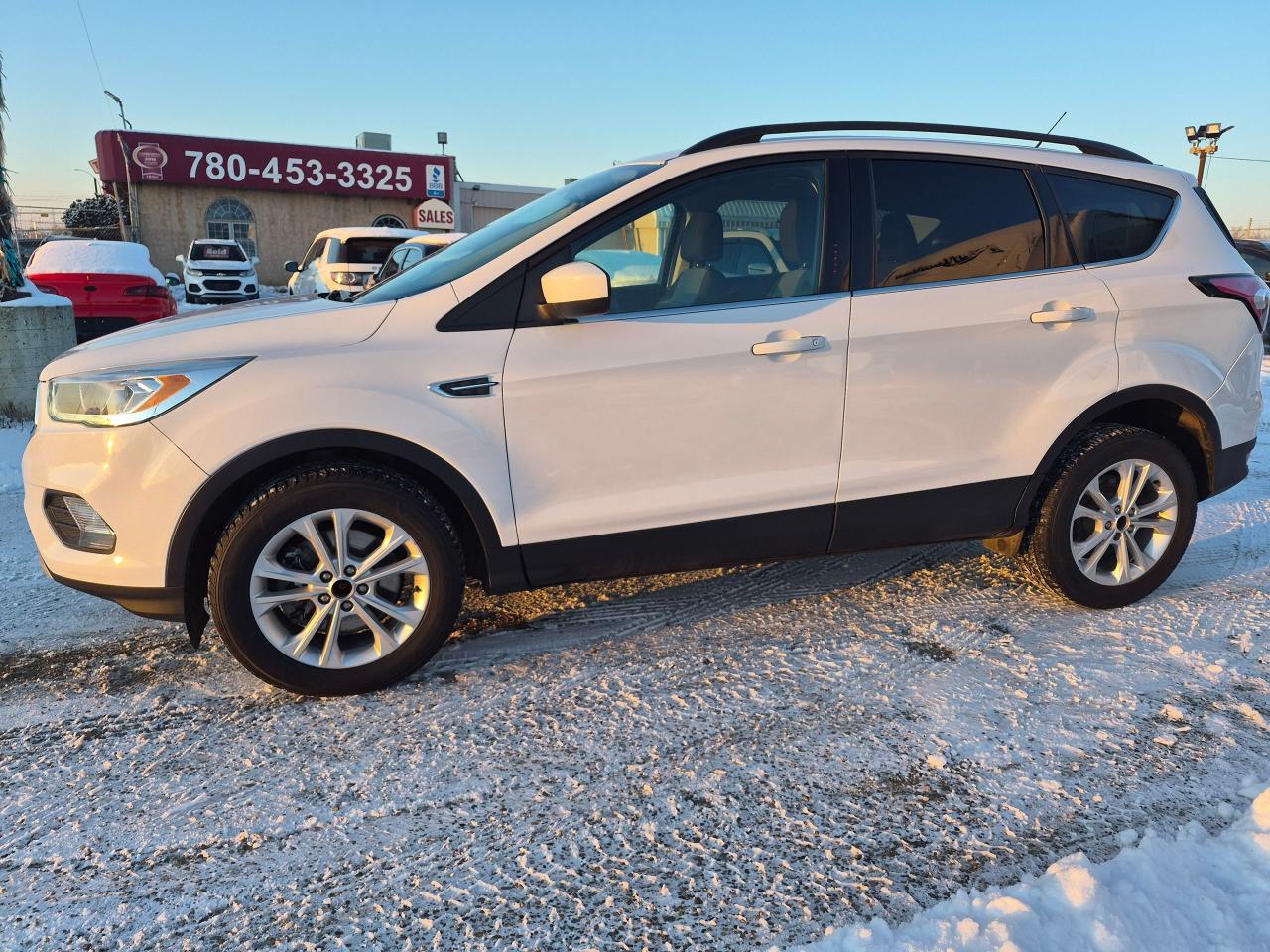 2017 Ford Escape SE AWD Htd Seats, Large BU Cam, Park Assist - Photo #4