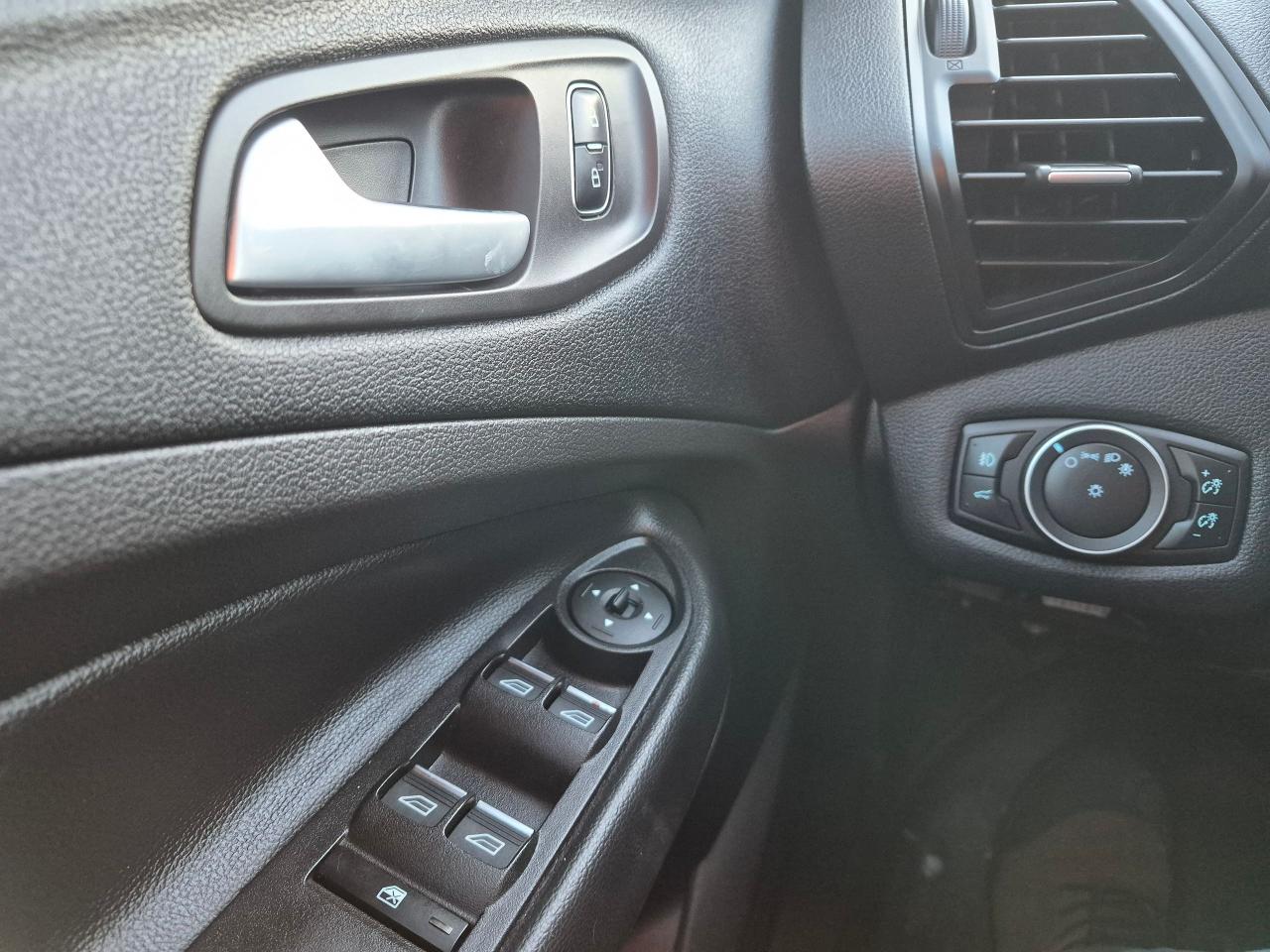 2017 Ford Escape SE AWD Htd Seats, Large BU Cam, Park Assist - Photo #20