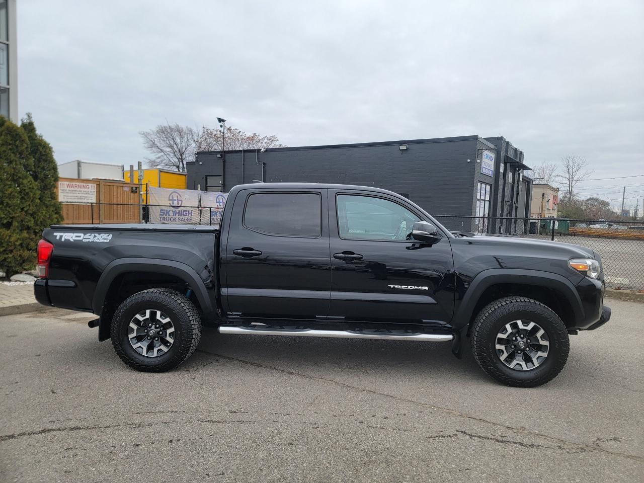 2017 Toyota Tacoma TRD Off Road Photo2