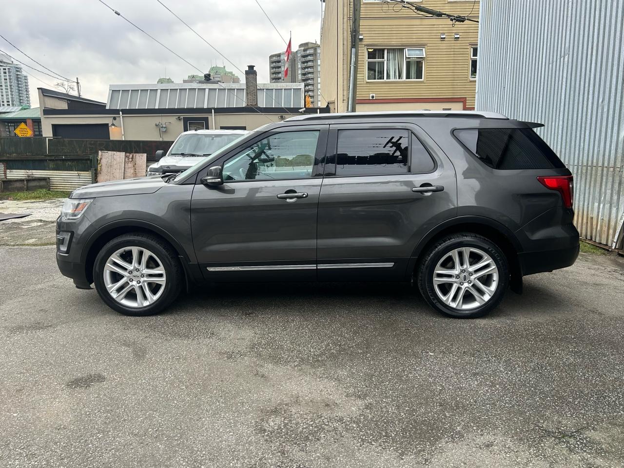 2017 Ford Explorer XLT - Photo #2