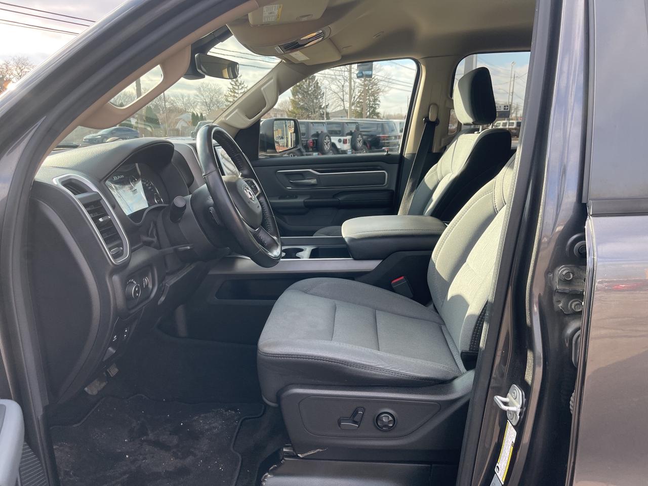 2020 RAM 1500 Crew Cab BIG HORN LVL 1 / 5.7L V8 / NAV / TRAILER BRAKE Photo