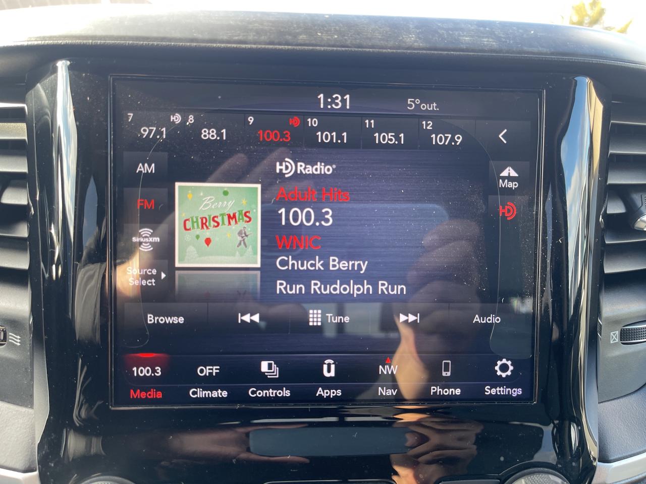 2020 RAM 1500 Crew Cab BIG HORN LVL 1 / 5.7L V8 / NAV / TRAILER BRAKE Photo