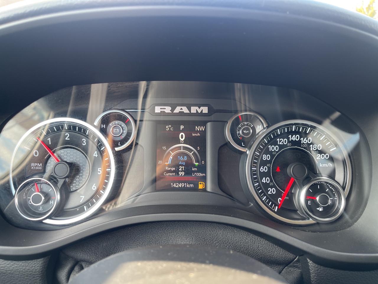 2020 RAM 1500 Crew Cab BIG HORN LVL 1 / 5.7L V8 / NAV / TRAILER BRAKE Photo