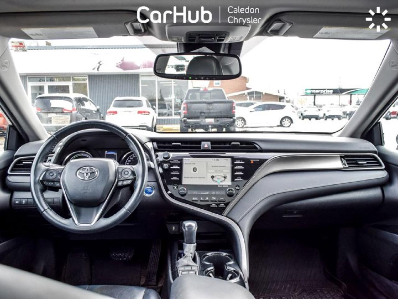 2020 Toyota Camry HYBRID SE Photo