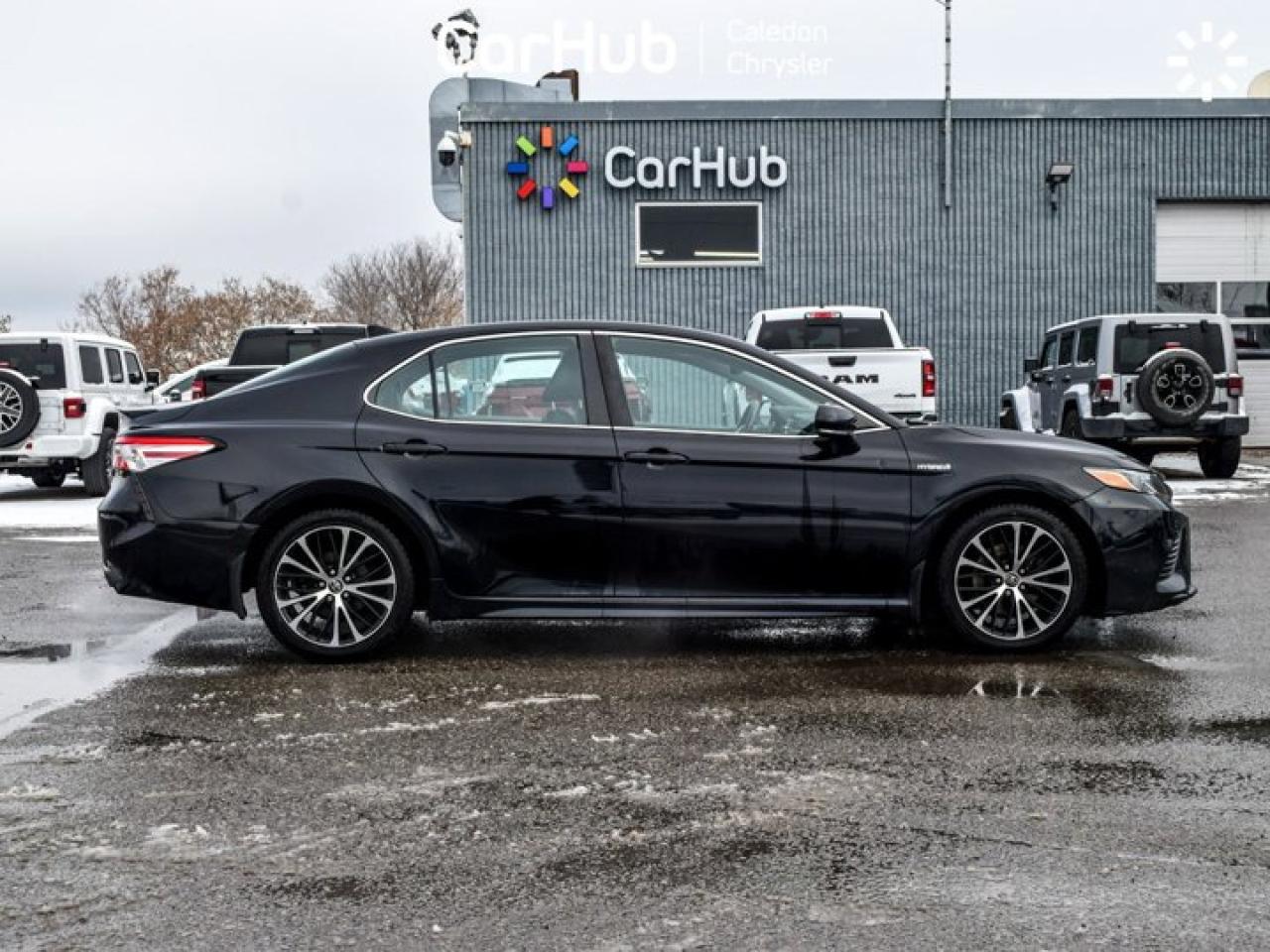 2020 Toyota Camry HYBRID SE Photo