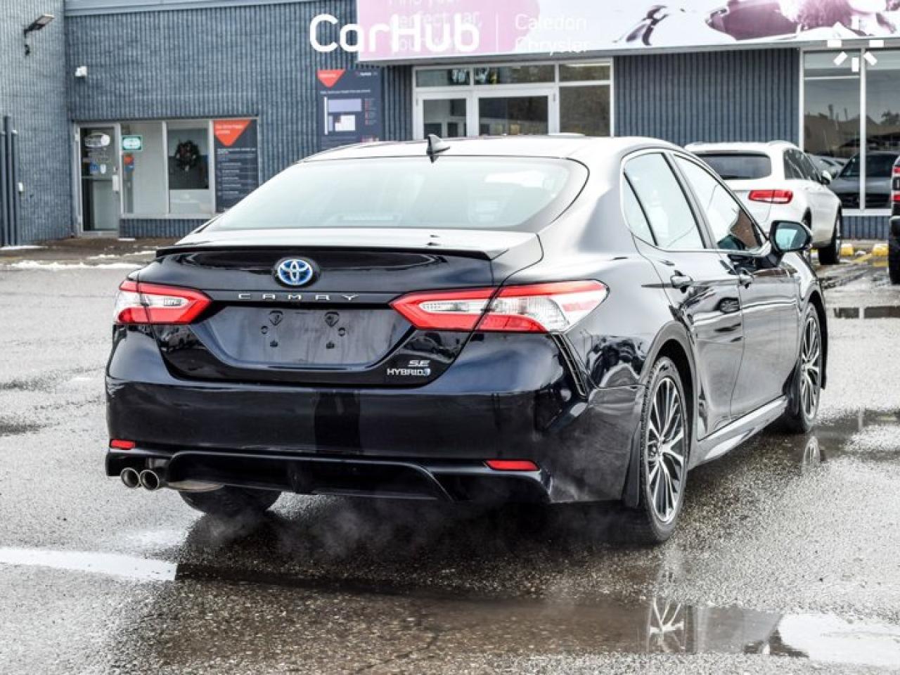 2020 Toyota Camry HYBRID SE Photo