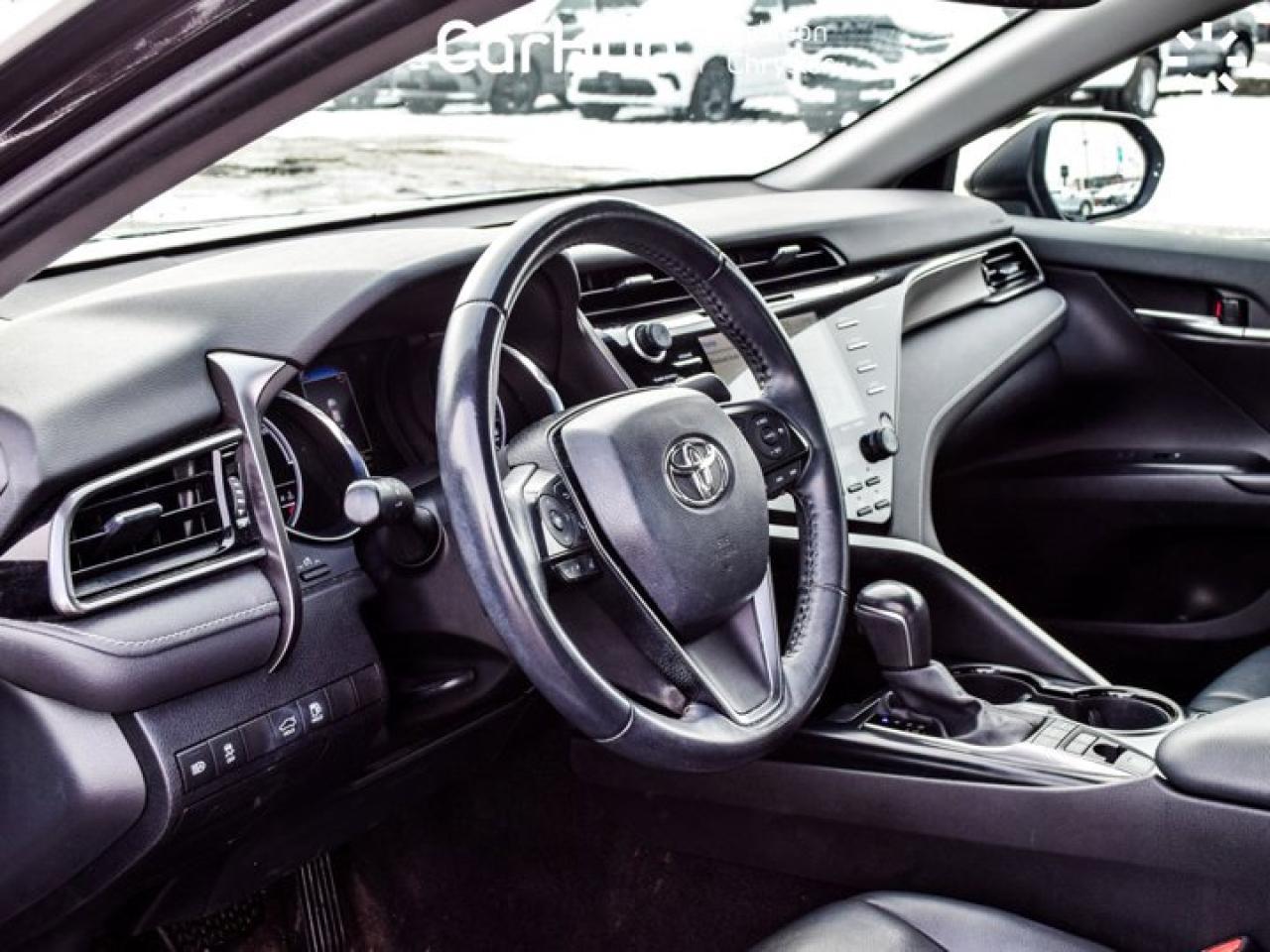 2020 Toyota Camry HYBRID SE Photo