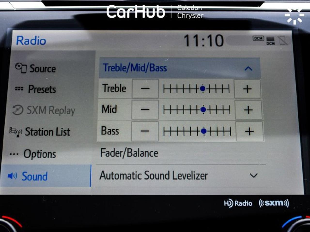 2020 Toyota Camry HYBRID SE Photo