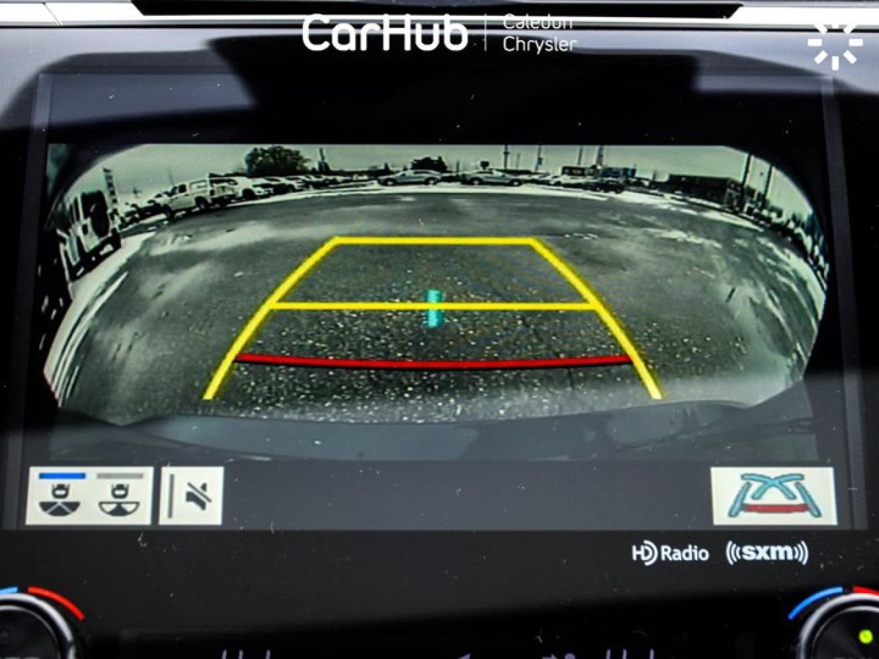 2020 Toyota Camry HYBRID SE Photo