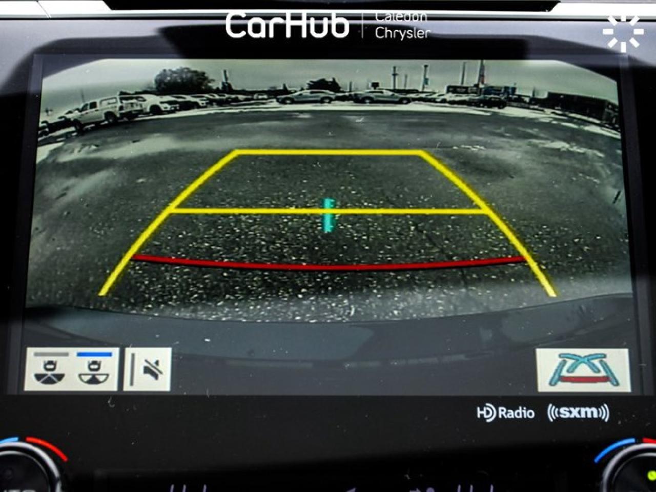 2020 Toyota Camry HYBRID SE Photo