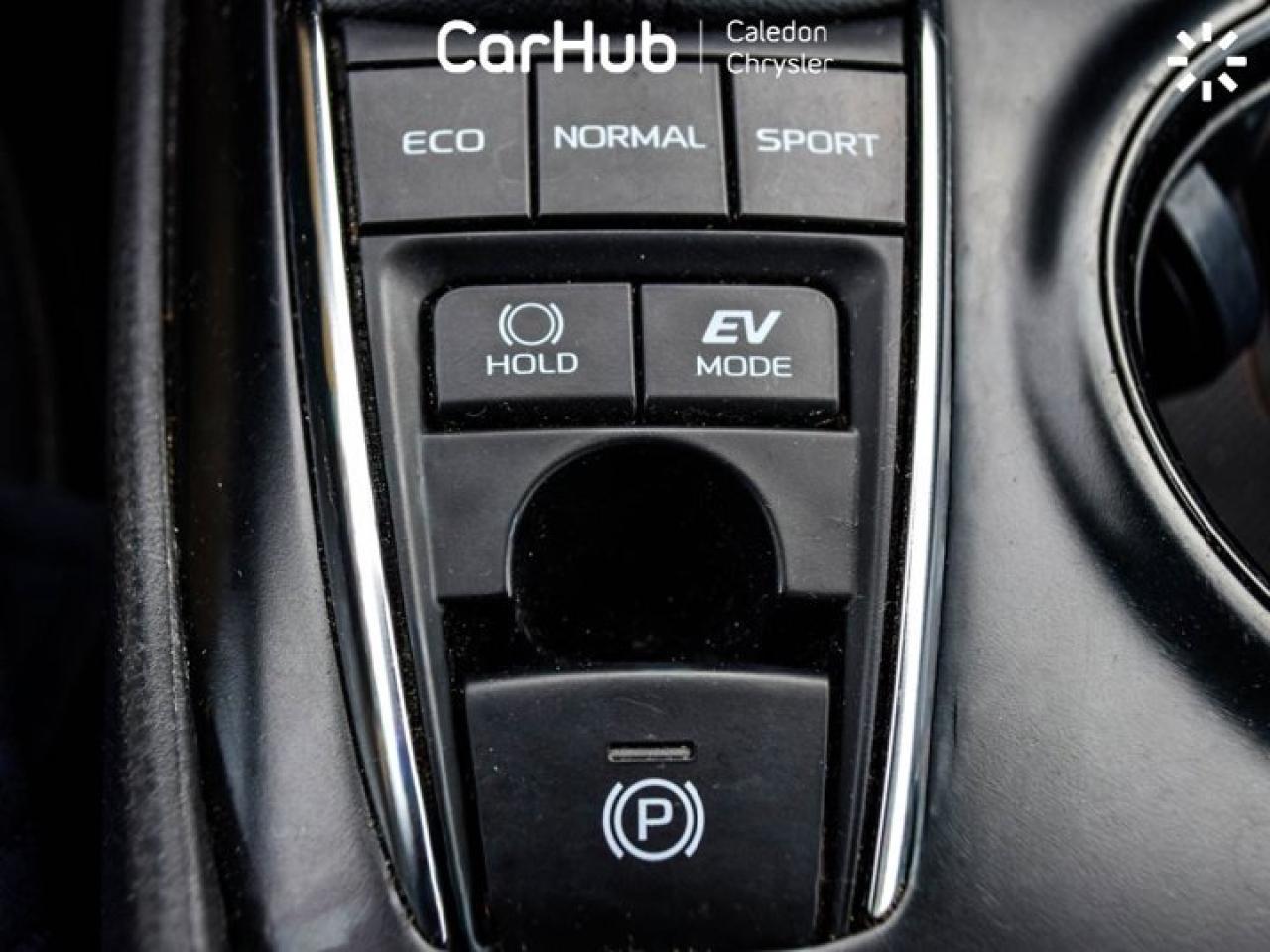 2020 Toyota Camry HYBRID SE Photo