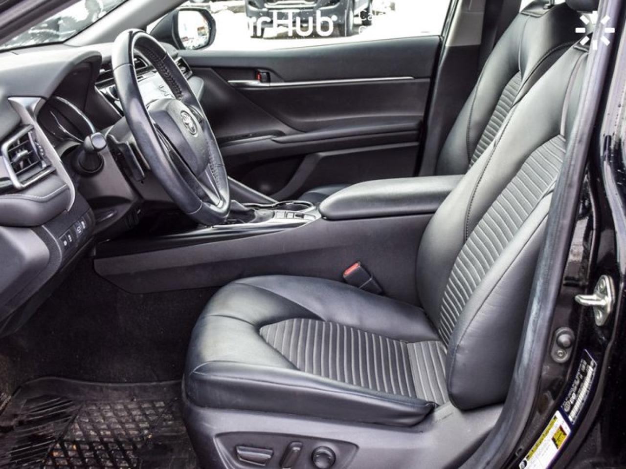 2020 Toyota Camry HYBRID SE Photo