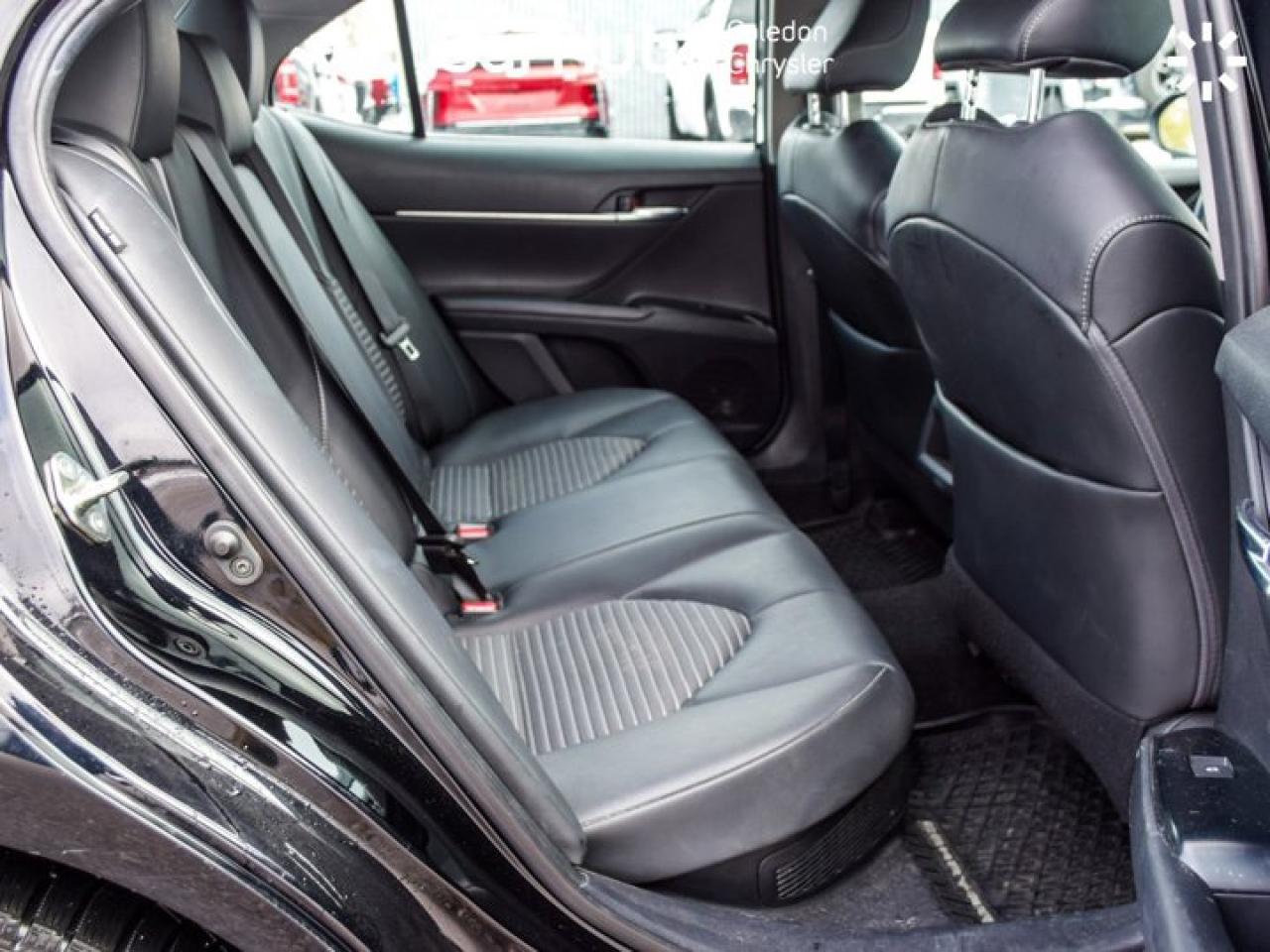 2020 Toyota Camry HYBRID SE Photo