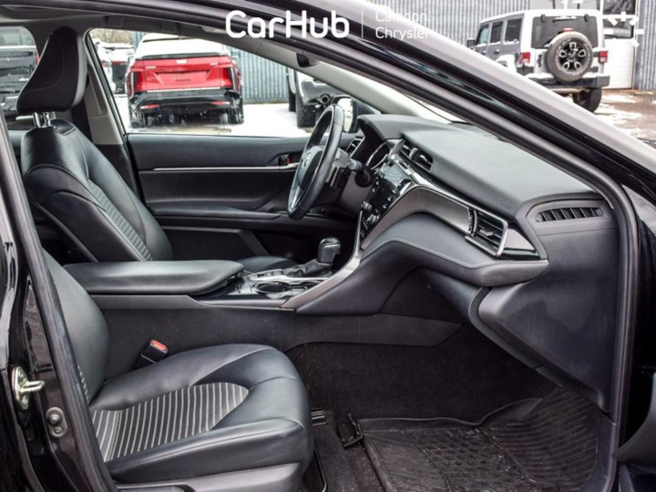 2020 Toyota Camry HYBRID SE Photo