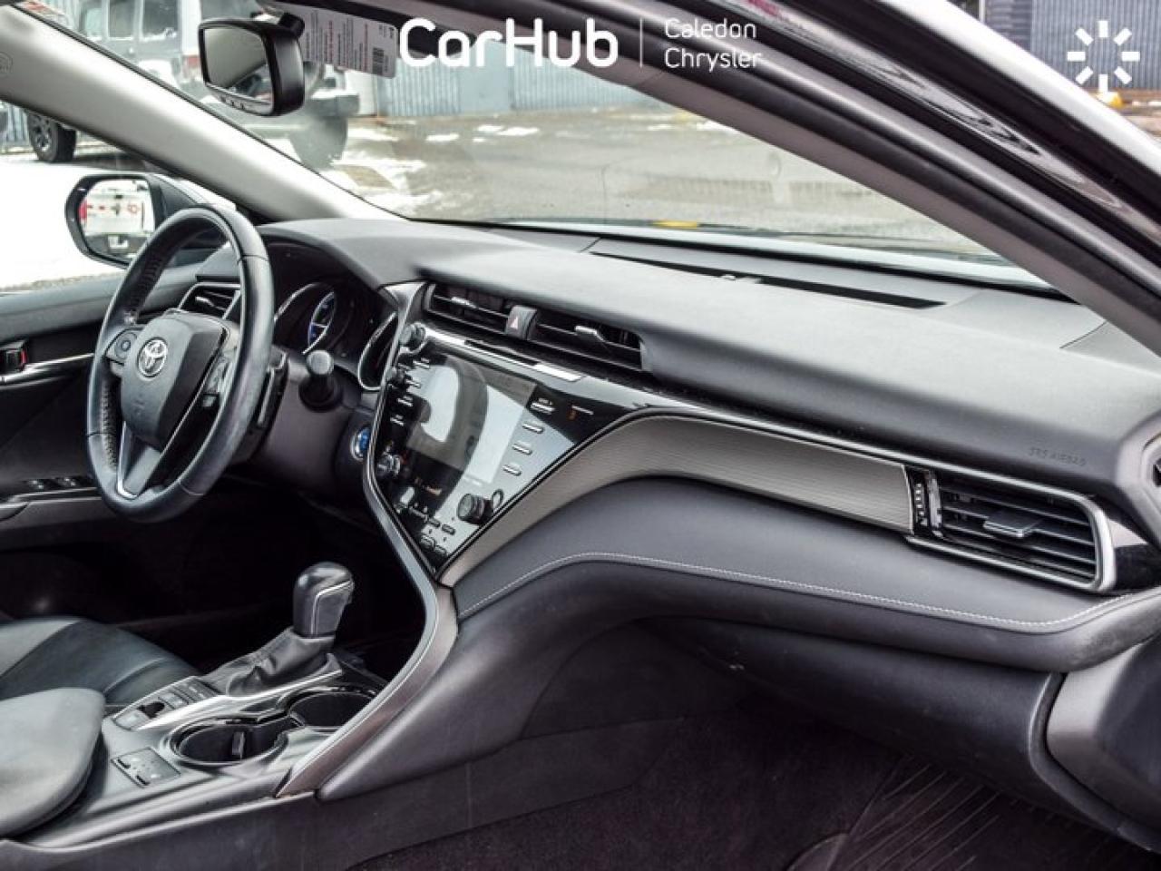 2020 Toyota Camry HYBRID SE Photo