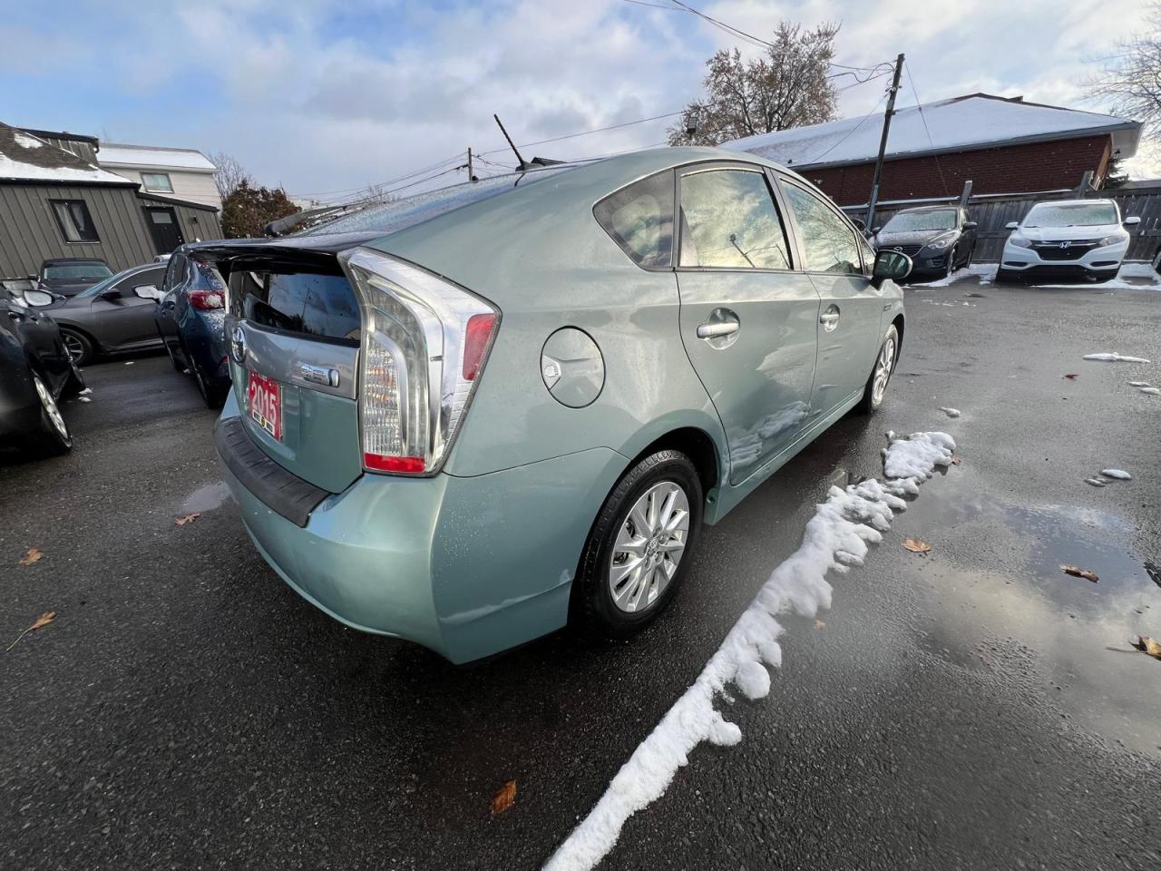 2015 Toyota Prius PLUG-IN Photo4