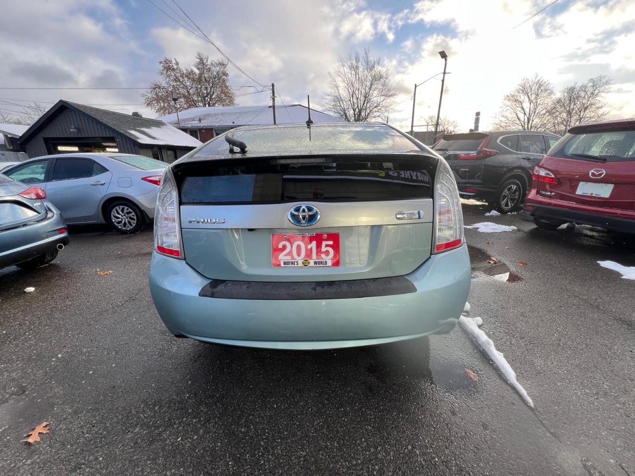 2015 Toyota Prius PLUG-IN Photo3