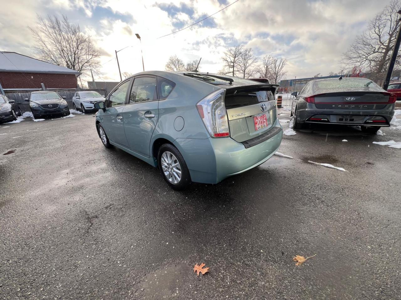 2015 Toyota Prius PLUG-IN Photo2