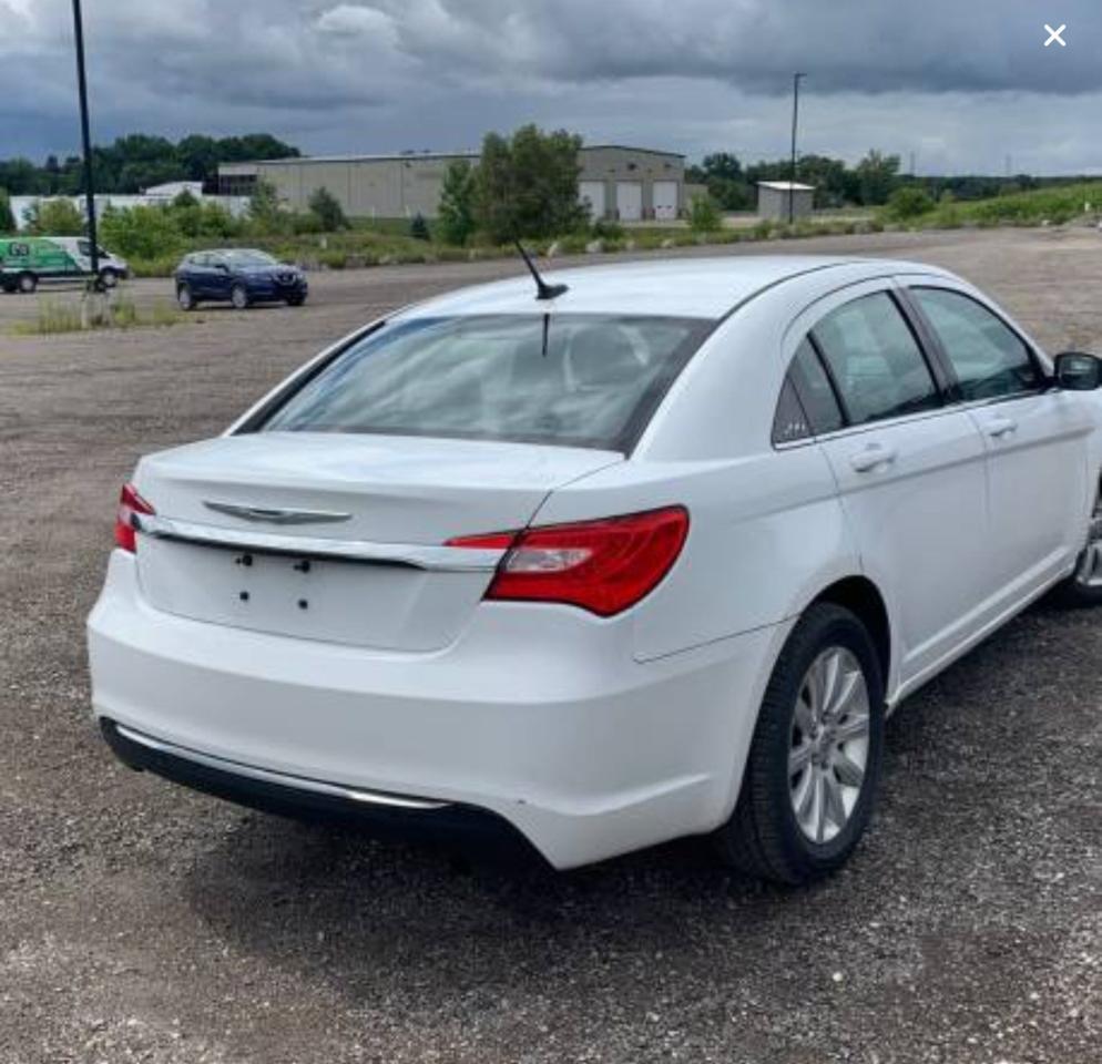 2012 Chrysler 200 Touring Photo4