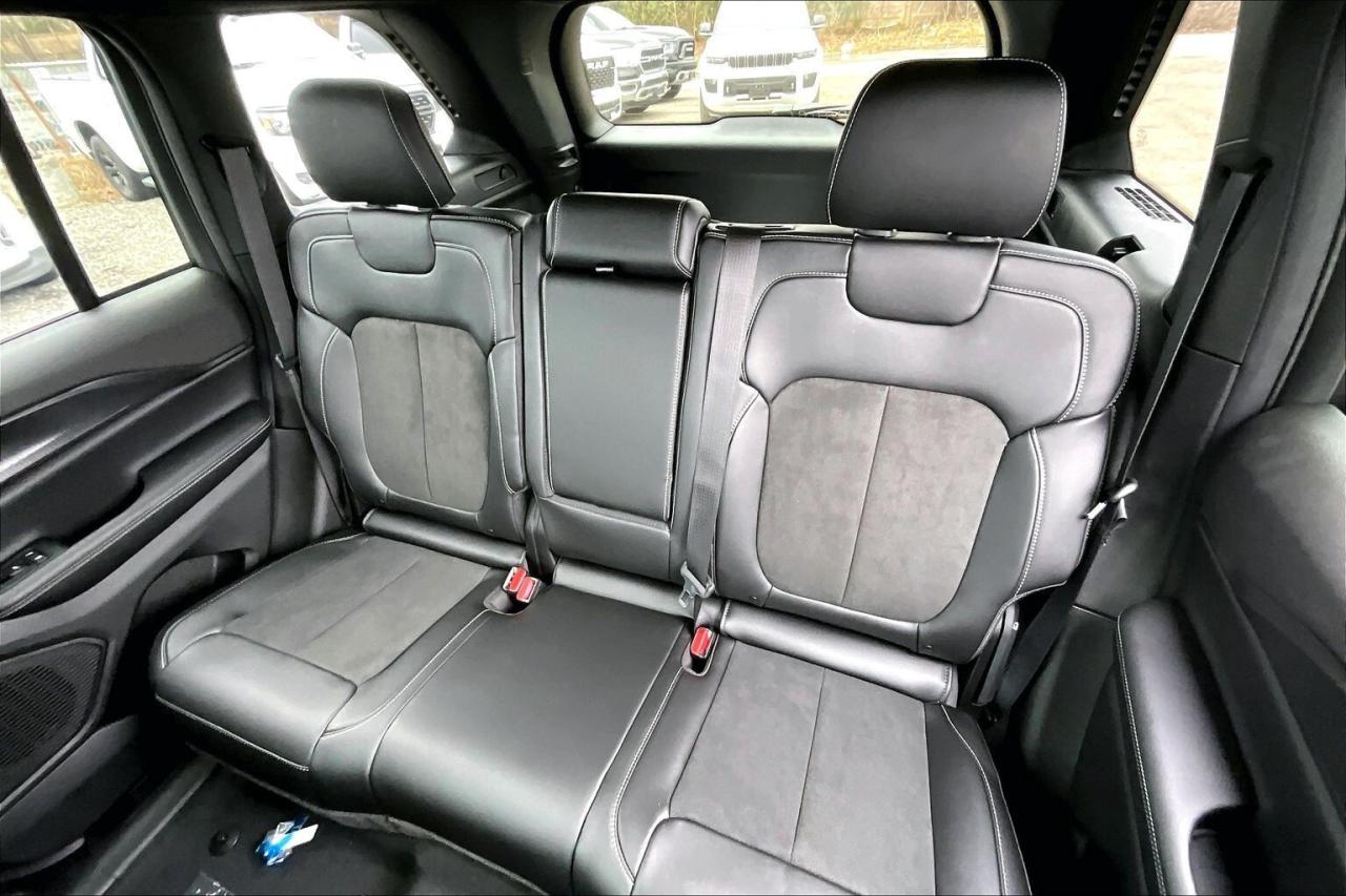 2025 Jeep Grand Cherokee ALTITUDE 4X4 | Leather | Power Sunroof | Tow Pkg Photo